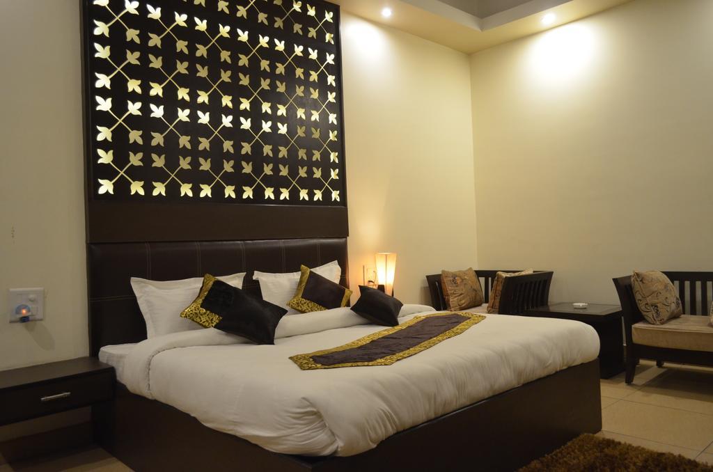 Red Orchid Hotel Meerut Kamer foto