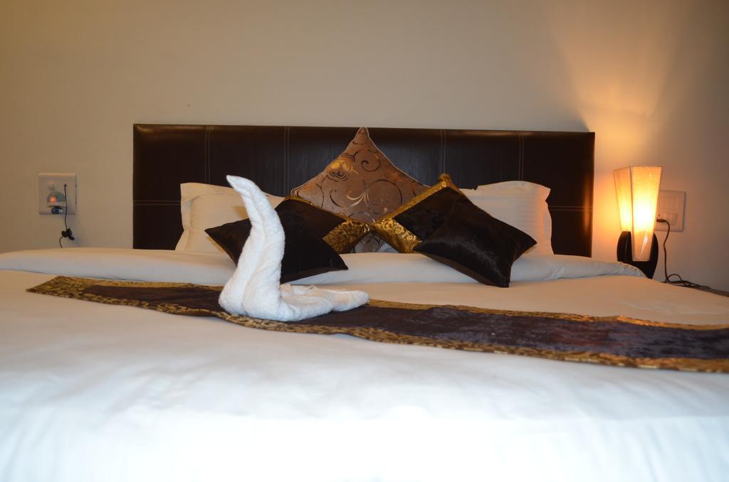 Red Orchid Hotel Meerut Buitenkant foto